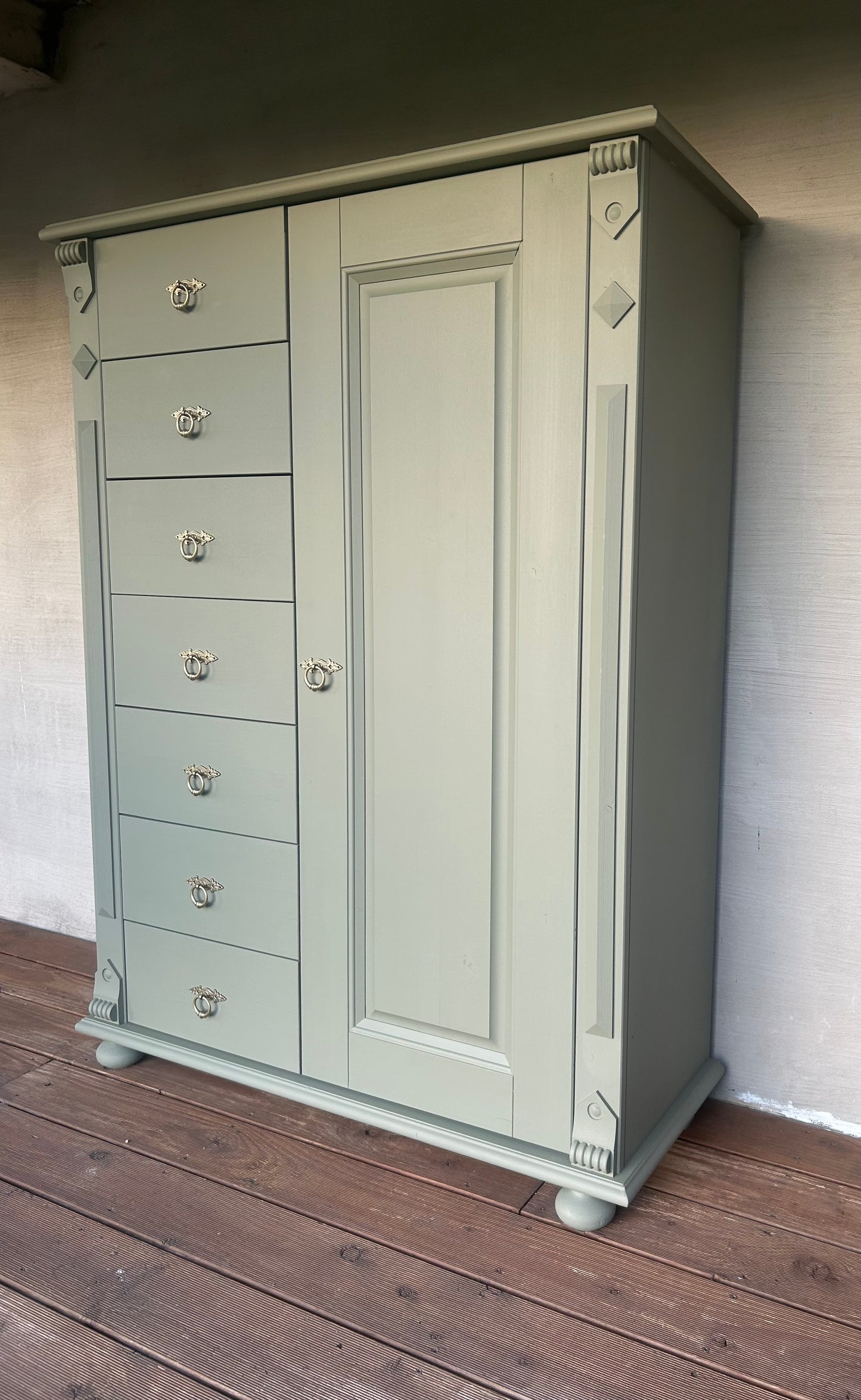Salbei grüne Kommode mit Gold Akzenten | Vertiko mit Gold Akzenten | Kommode mit Schubladen | Unikat | Einzelstück