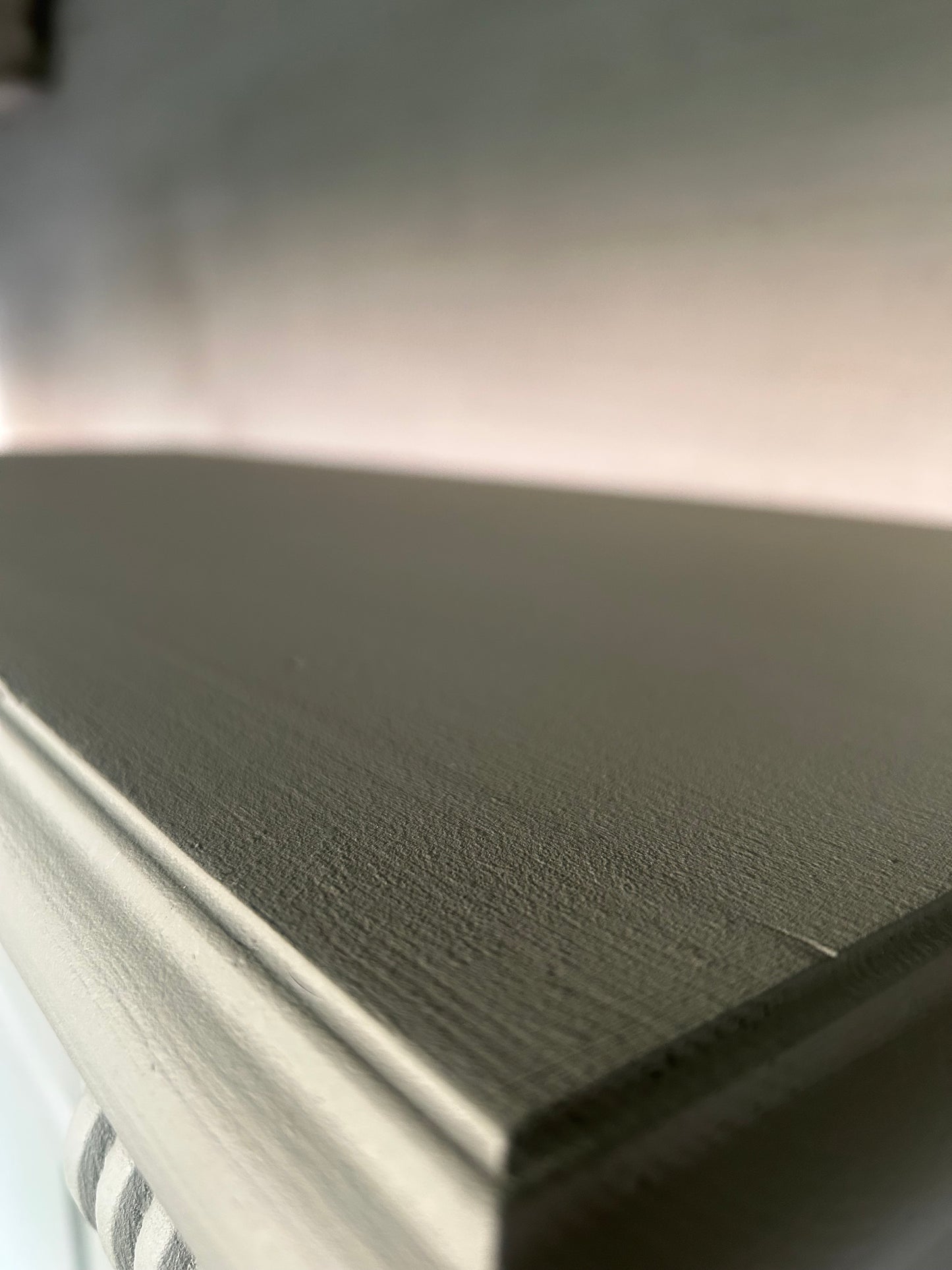 Salbei grüne Kommode mit Gold Akzenten | Vertiko mit Gold Akzenten | Kommode mit Schubladen | Unikat | Einzelstück