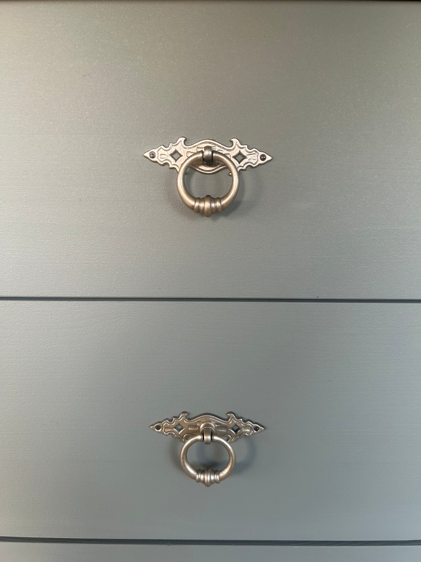 Salbei grüne Kommode mit Gold Akzenten | Vertiko mit Gold Akzenten | Kommode mit Schubladen | Unikat | Einzelstück