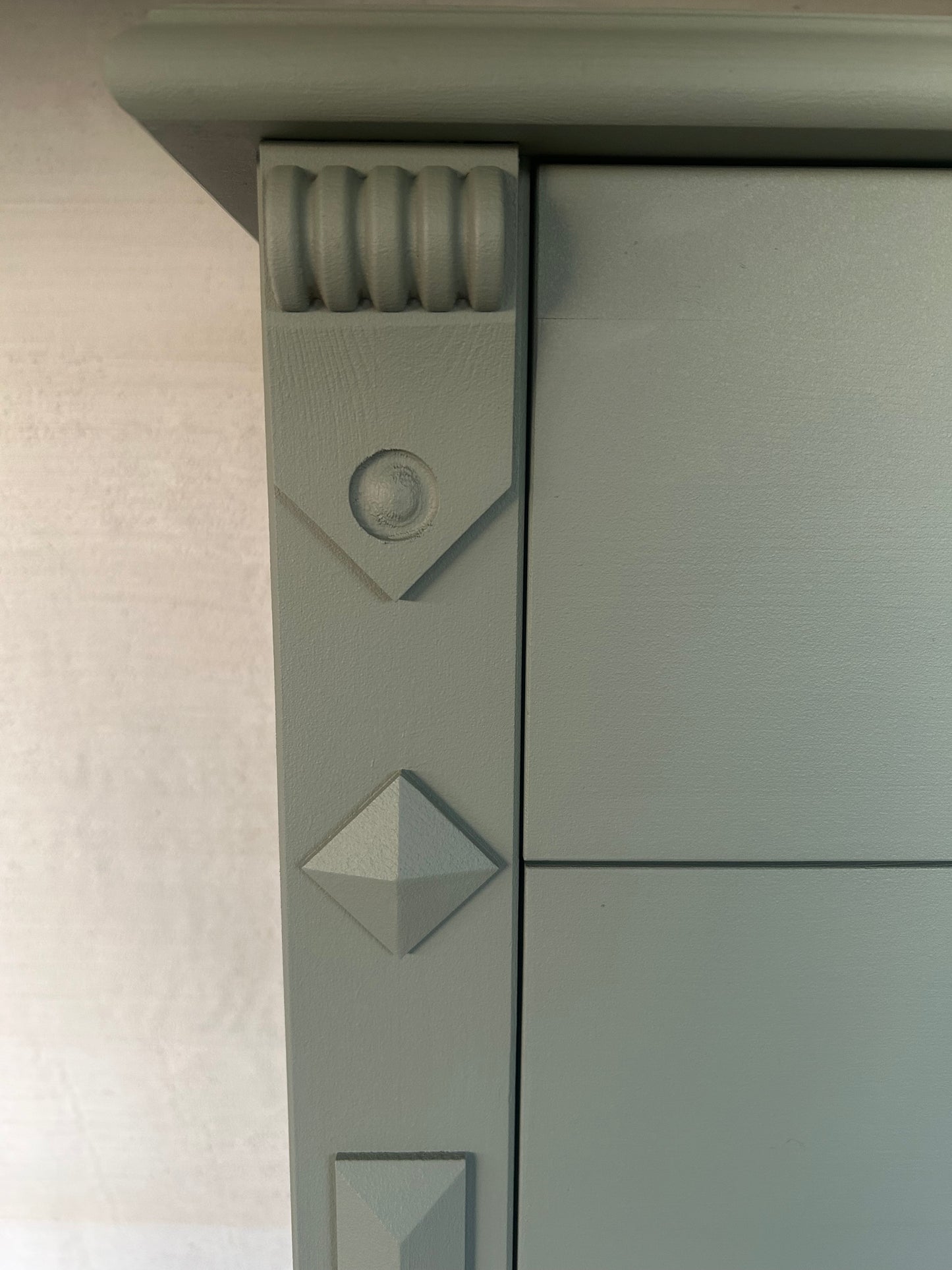 Salbei grüne Kommode mit Gold Akzenten | Vertiko mit Gold Akzenten | Kommode mit Schubladen | Unikat | Einzelstück