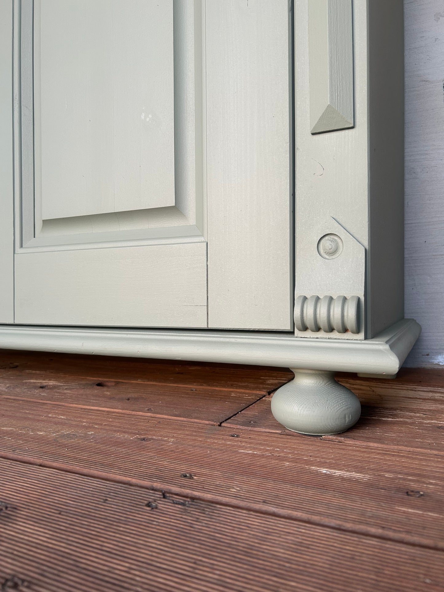 Salbei grüne Kommode mit Gold Akzenten | Vertiko mit Gold Akzenten | Kommode mit Schubladen | Unikat | Einzelstück