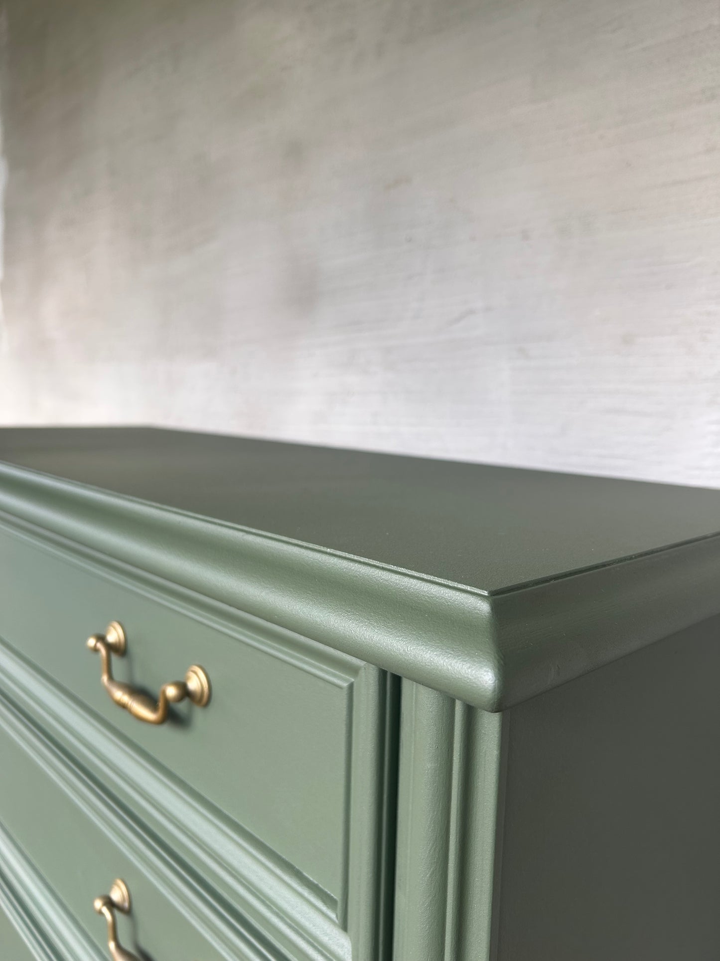 Olive Kommode mit Gold Akzenten Kommode für den Eingangsbereich Unikat