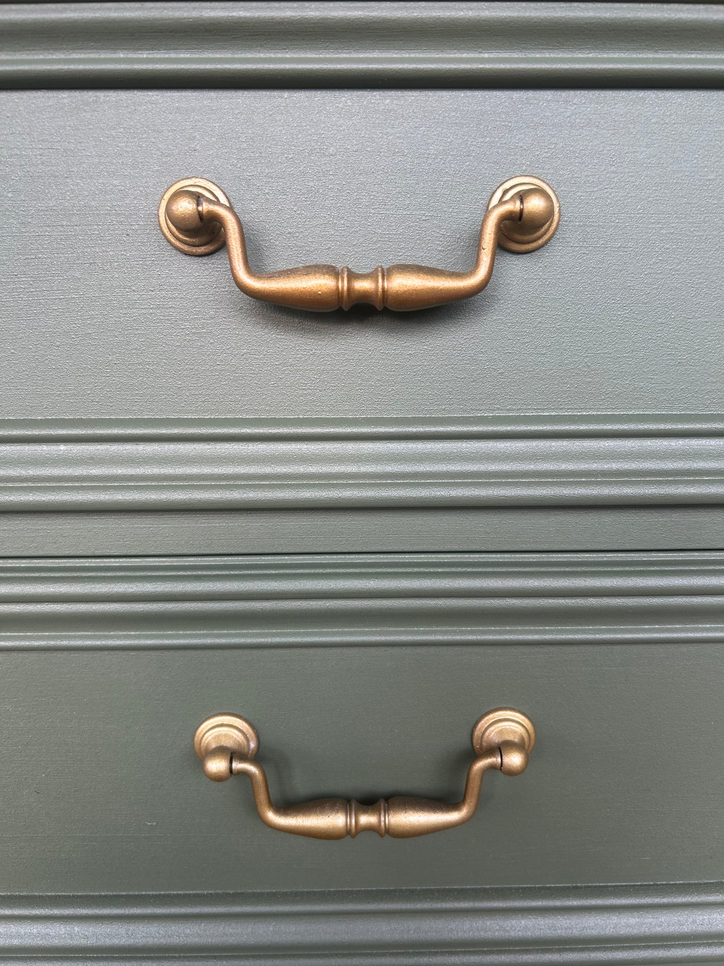 Olive Kommode mit Gold Akzenten Kommode für den Eingangsbereich Unikat