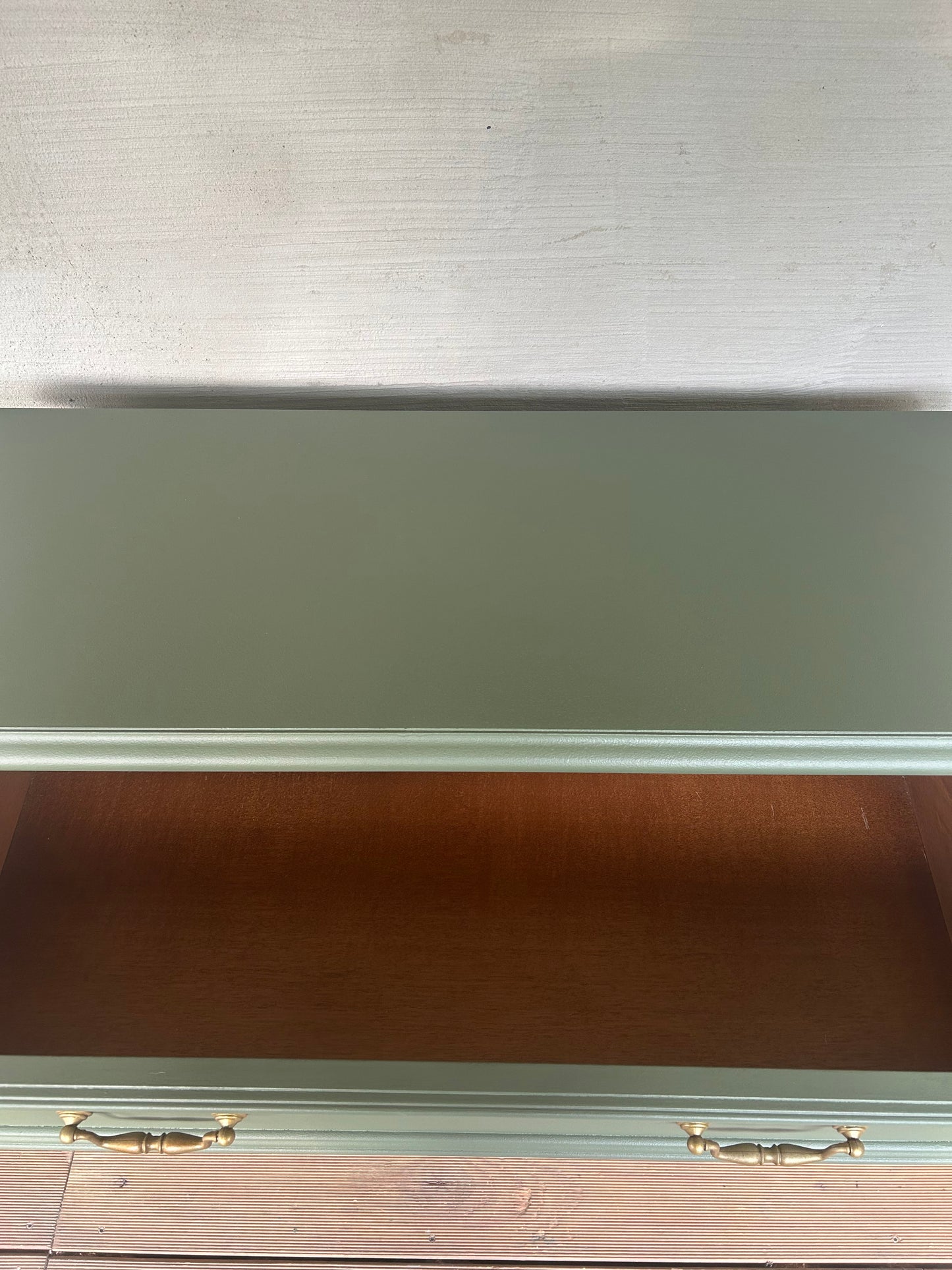 Olive Kommode mit Gold Akzenten Kommode für den Eingangsbereich Unikat