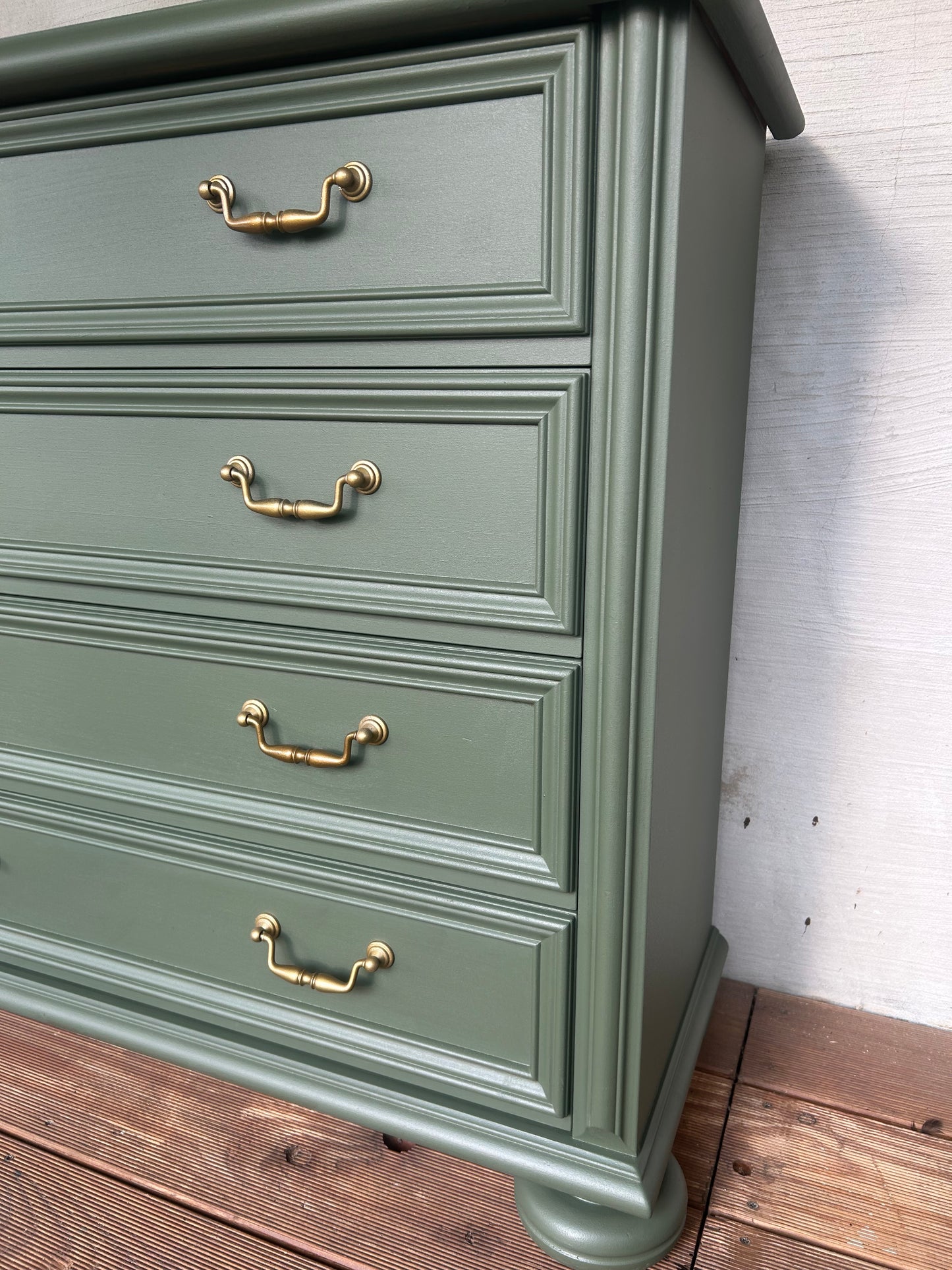 Olive Kommode mit Gold Akzenten Kommode für den Eingangsbereich Unikat