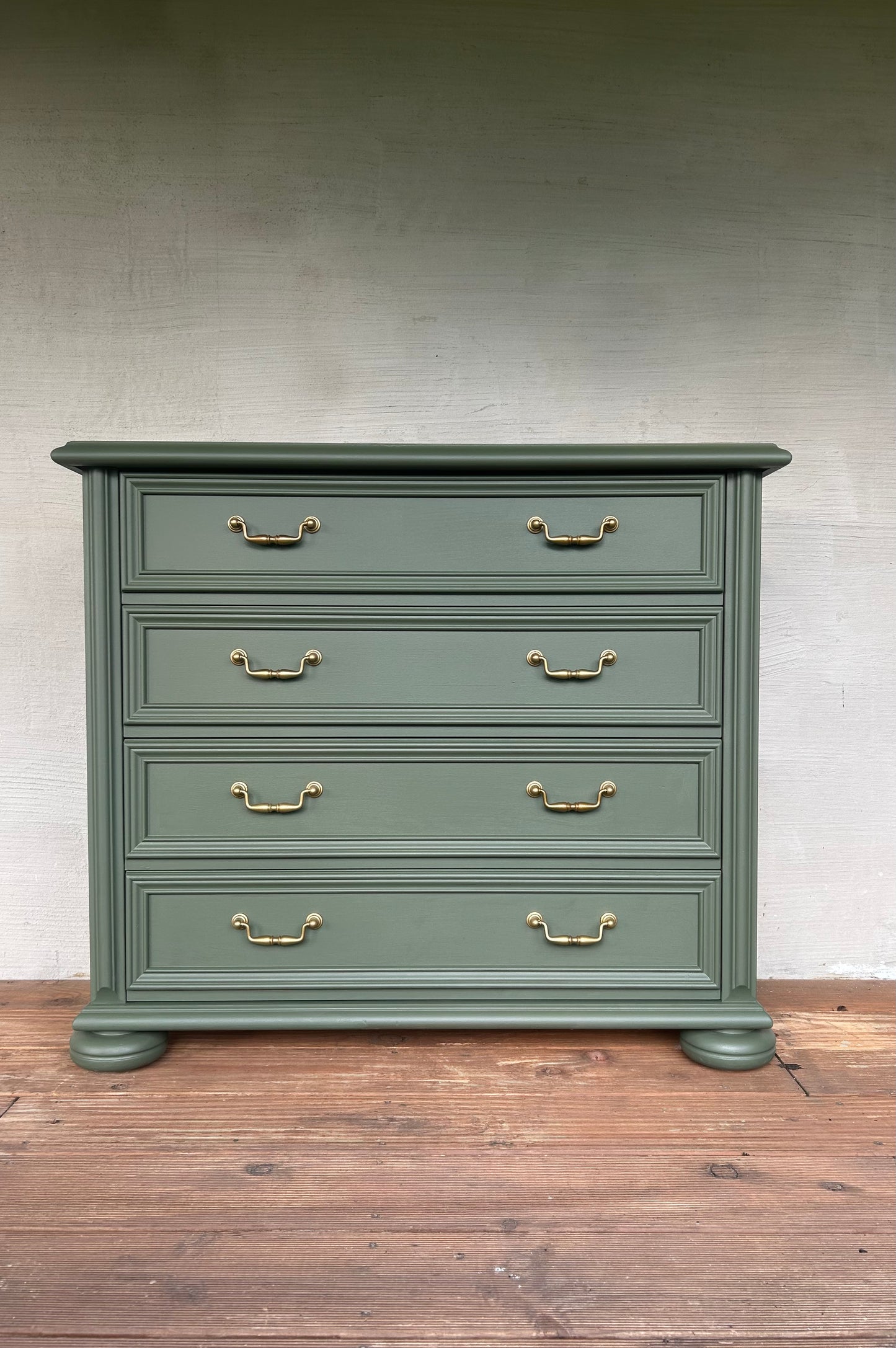 Olive Kommode mit Gold Akzenten Kommode für den Eingangsbereich Unikat