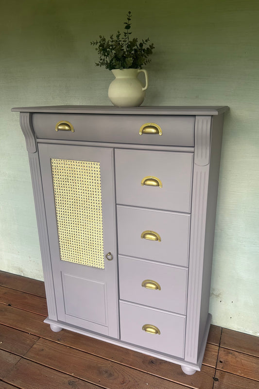 Kommode im Fliederton mit Gold Akzenten | Vertiko mit Gold Akzenten | Kommode mit Schubladen | Unikat | Einzelstück | Wiener Geflecht Rattan