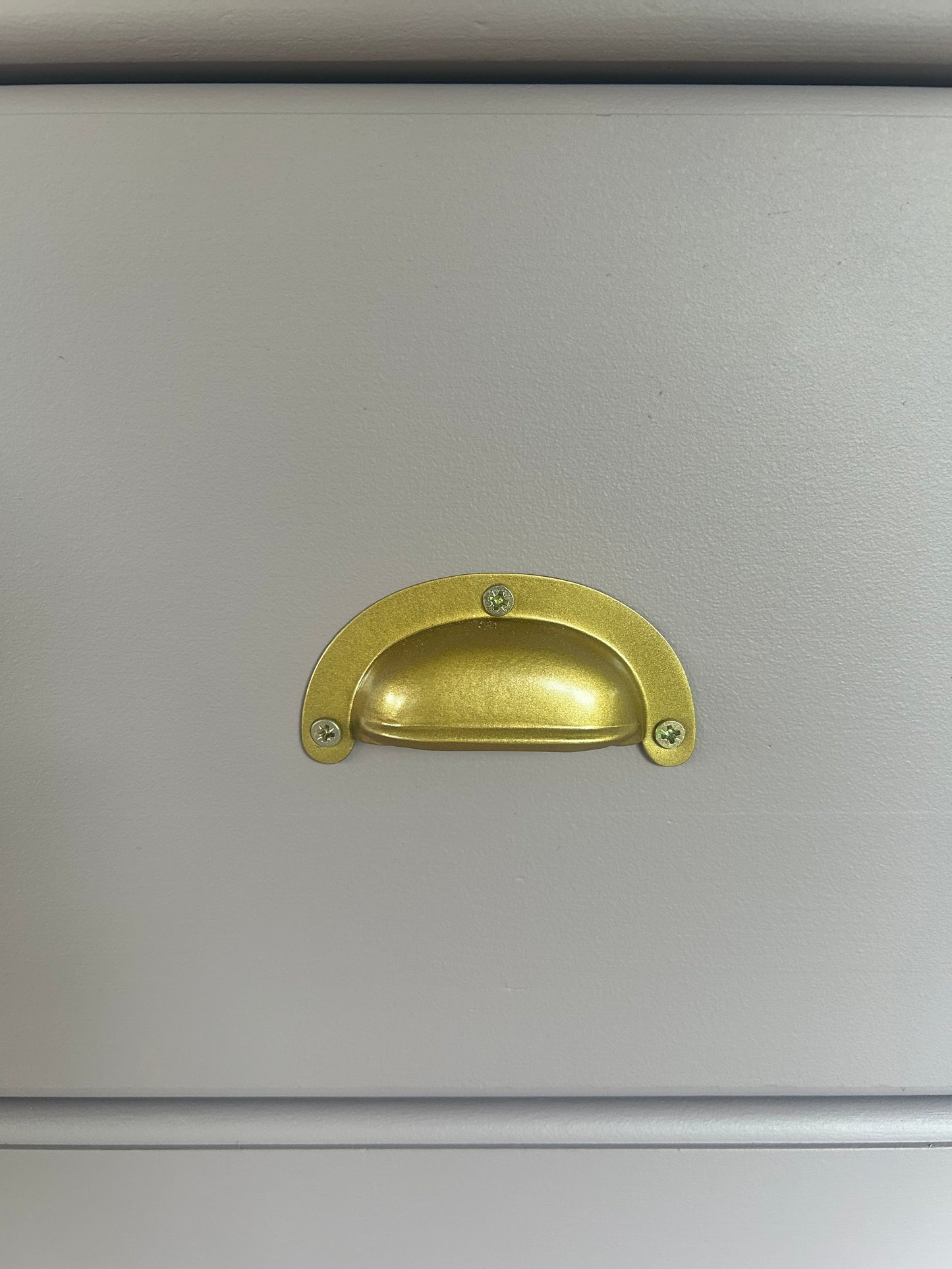 Kommode im Fliederton mit Gold Akzenten | Vertiko mit Gold Akzenten | Kommode mit Schubladen | Unikat | Einzelstück | Wiener Geflecht Rattan