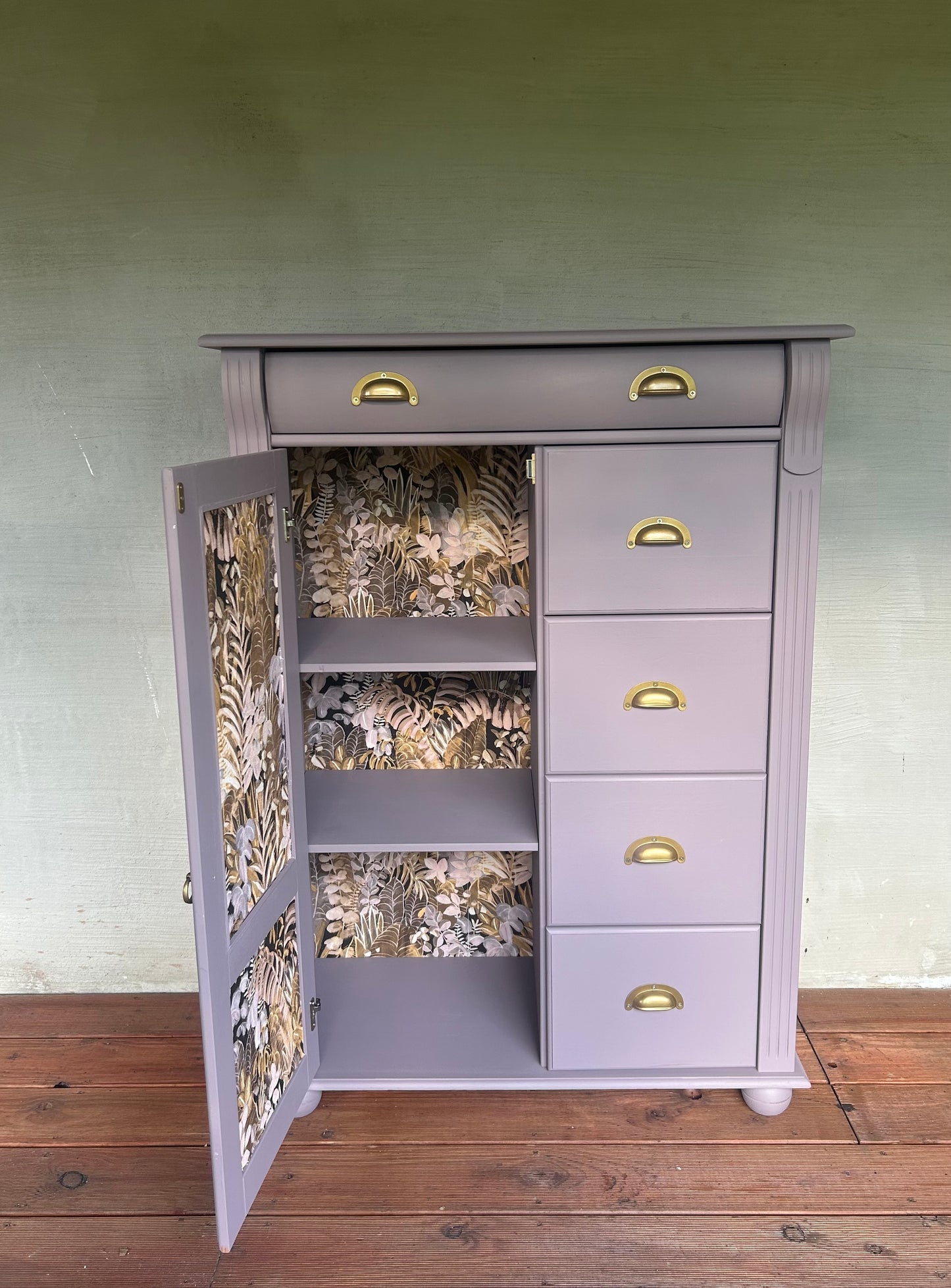 Kommode im Fliederton mit Gold Akzenten | Vertiko mit Gold Akzenten | Kommode mit Schubladen | Unikat | Einzelstück | Wiener Geflecht Rattan
