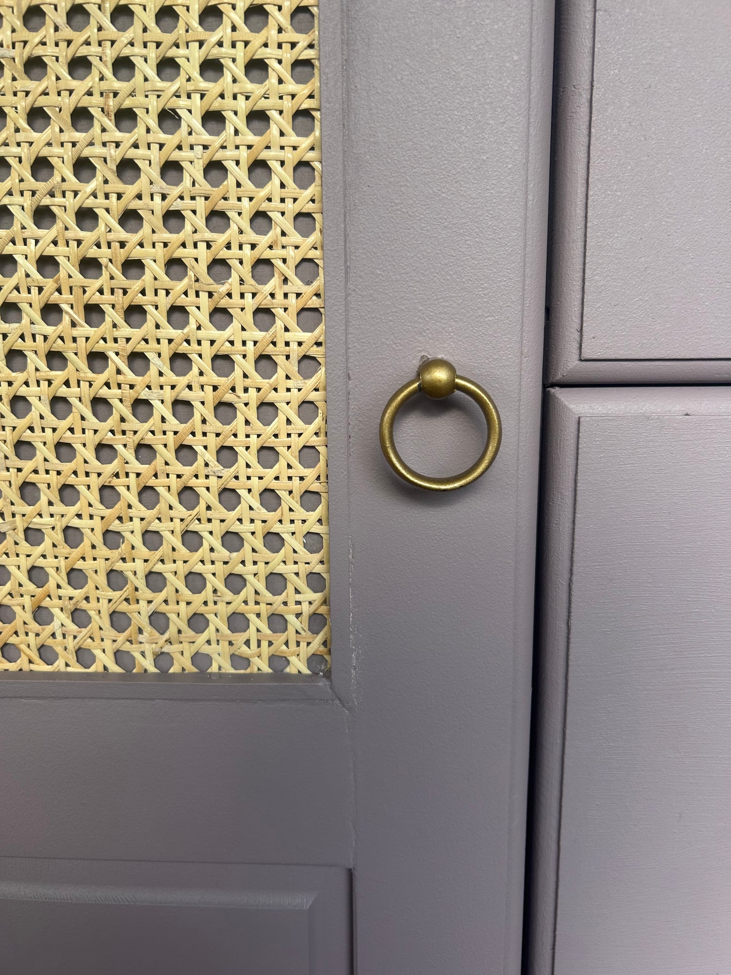 Kommode im Fliederton mit Gold Akzenten | Vertiko mit Gold Akzenten | Kommode mit Schubladen | Unikat | Einzelstück | Wiener Geflecht Rattan