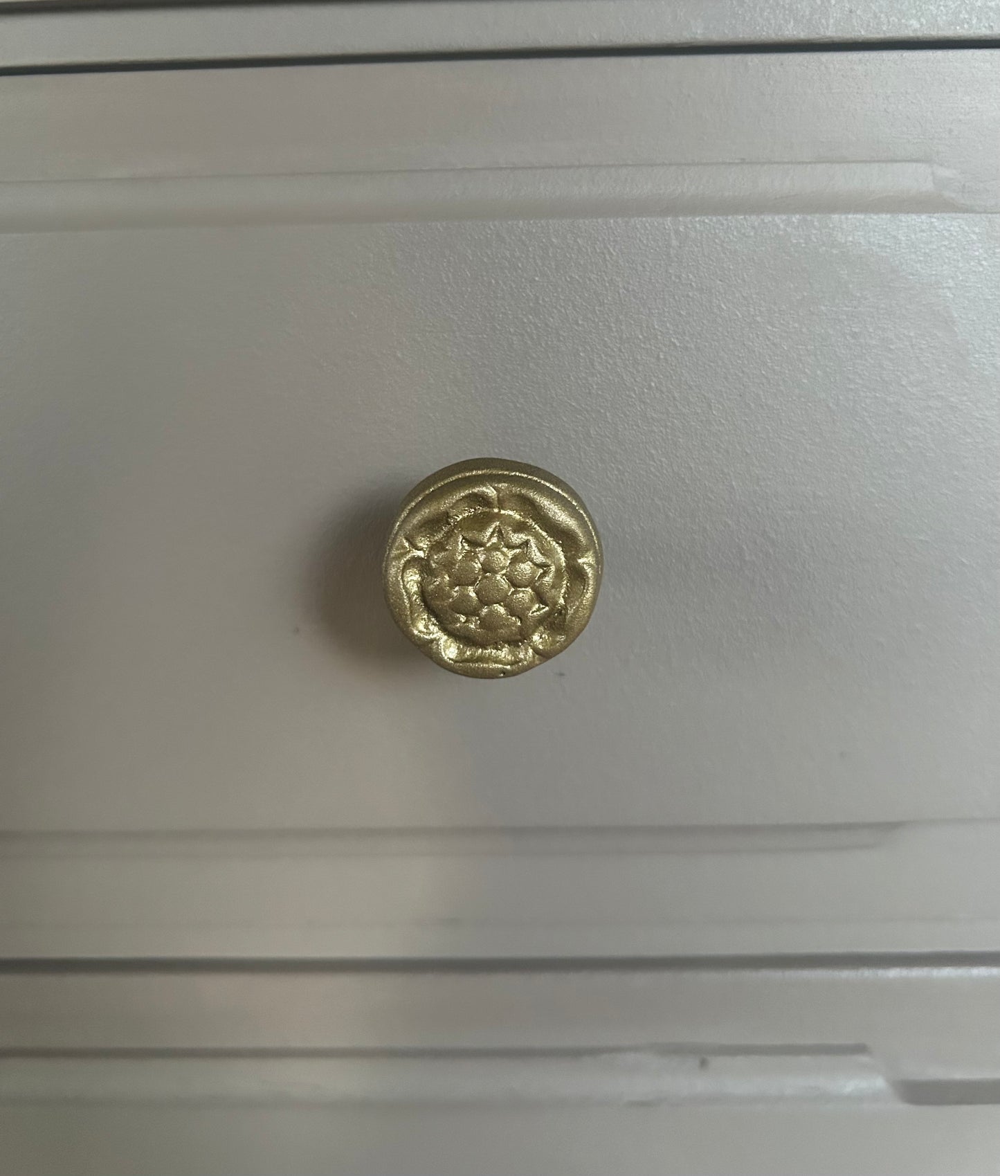 Beige vintage Kommode mit Gold Akzenten | vintage kommode | edle Kommode | Sideboard Beige | Unikat | Greige | Graue Kommode