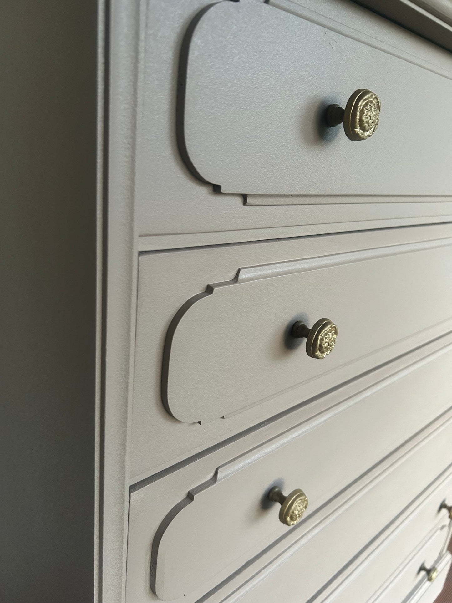 Beige vintage Kommode mit Gold Akzenten | vintage kommode | edle Kommode | Sideboard Beige | Unikat | Greige | Graue Kommode