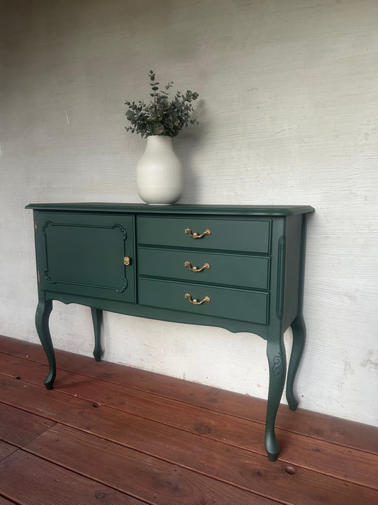 Grünes Sideboard mit Gold-Details