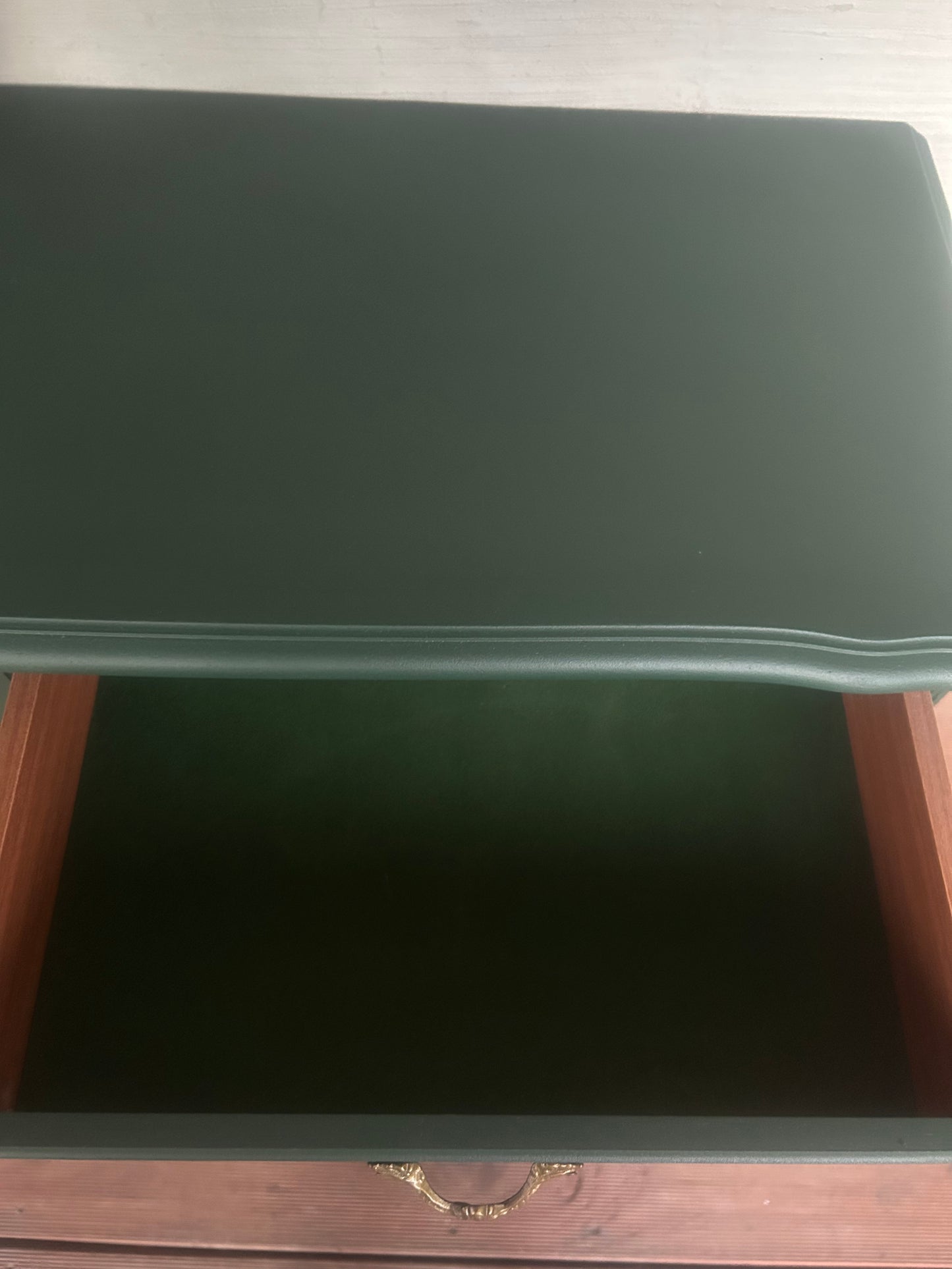 Grünes Sideboard mit Gold-Details