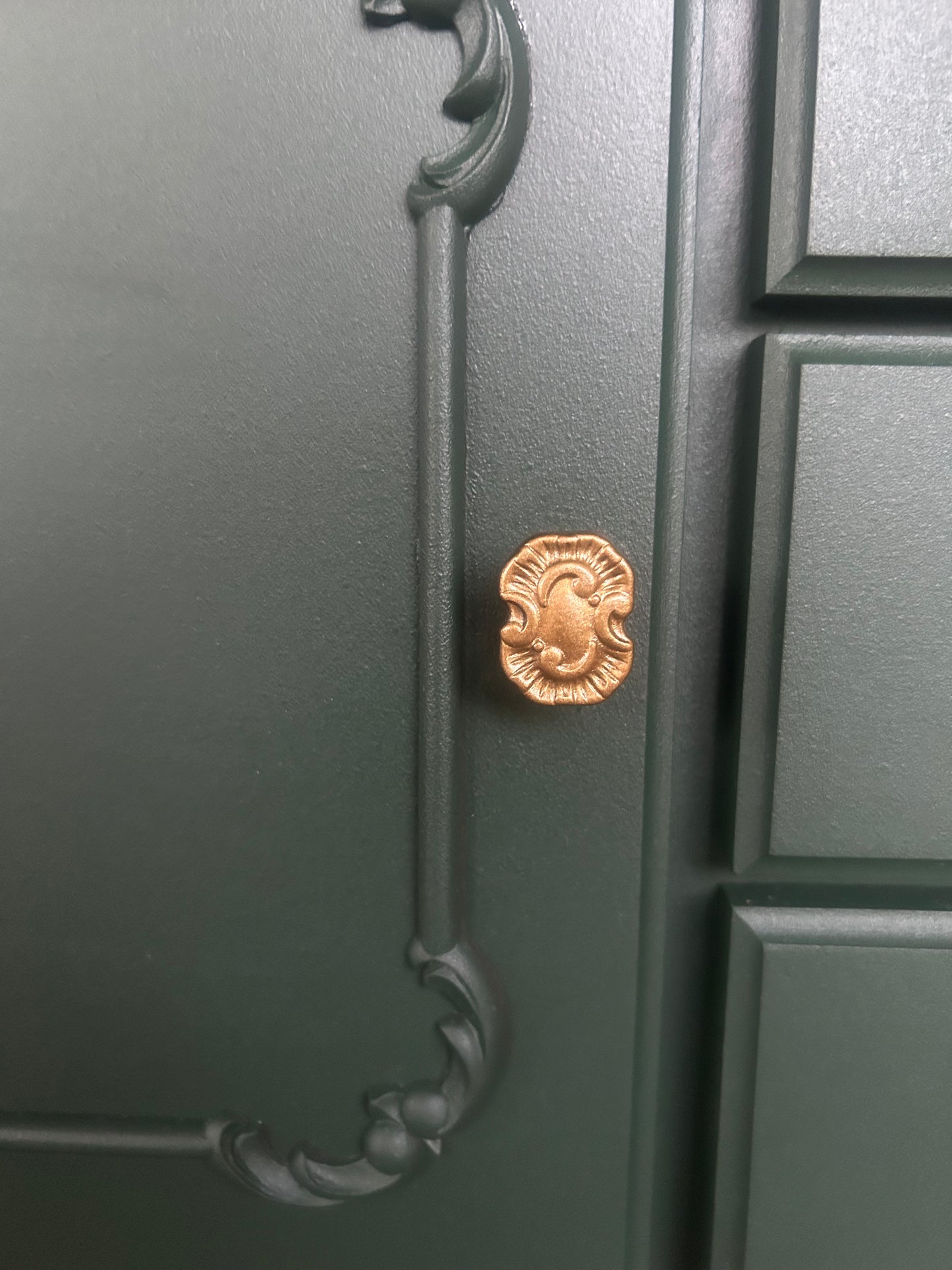 Grünes Sideboard mit Gold-Details