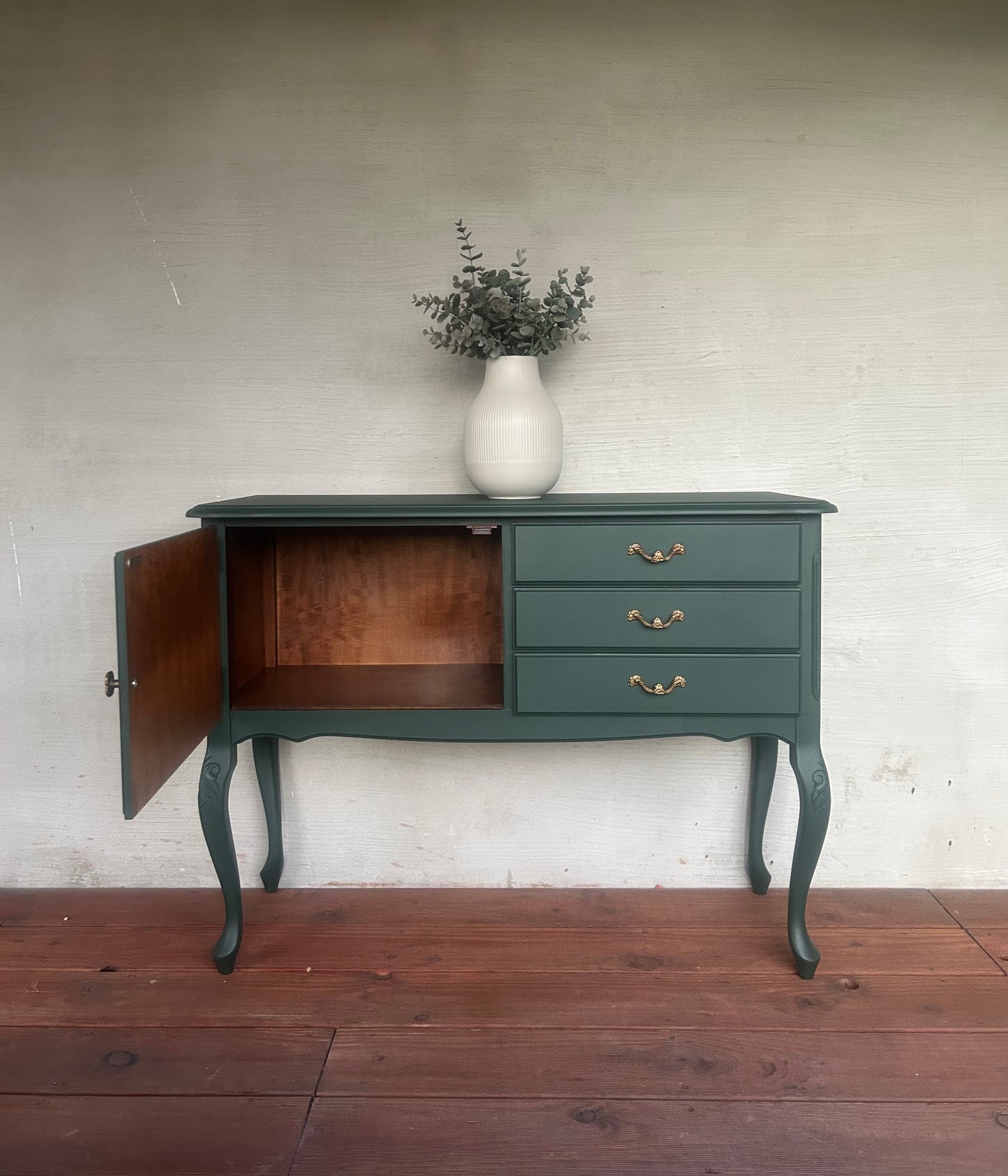 Grünes Sideboard mit Gold-Details