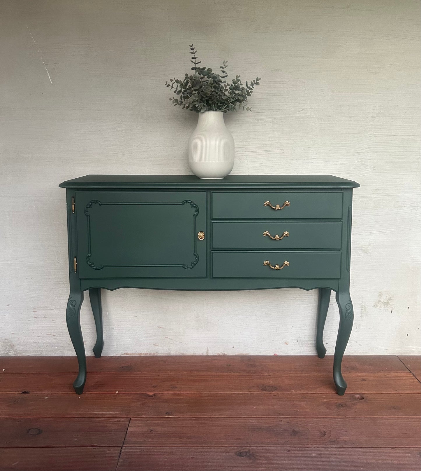 Grünes Sideboard mit Gold-Details