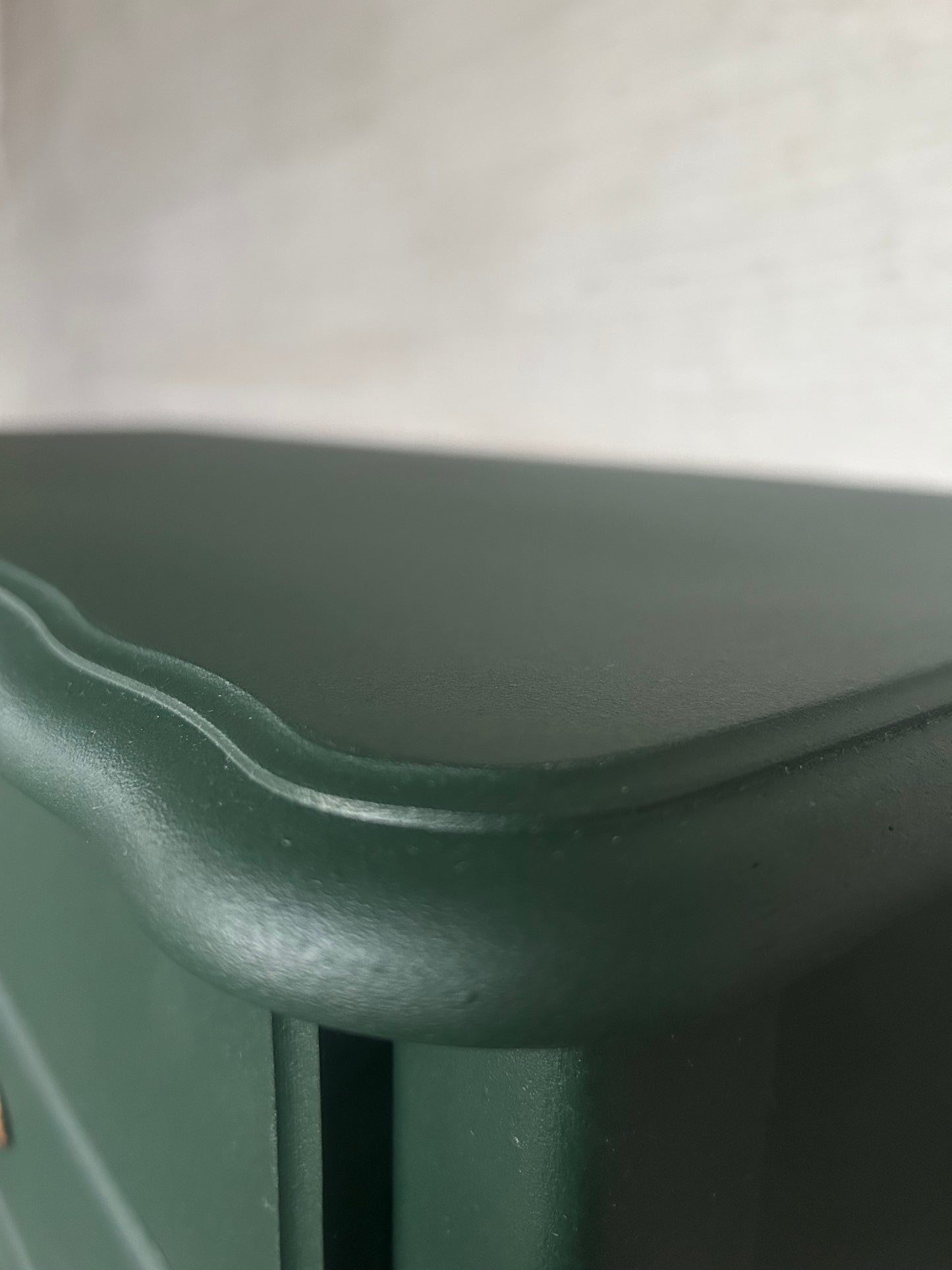 Grünes Sideboard mit Gold-Details