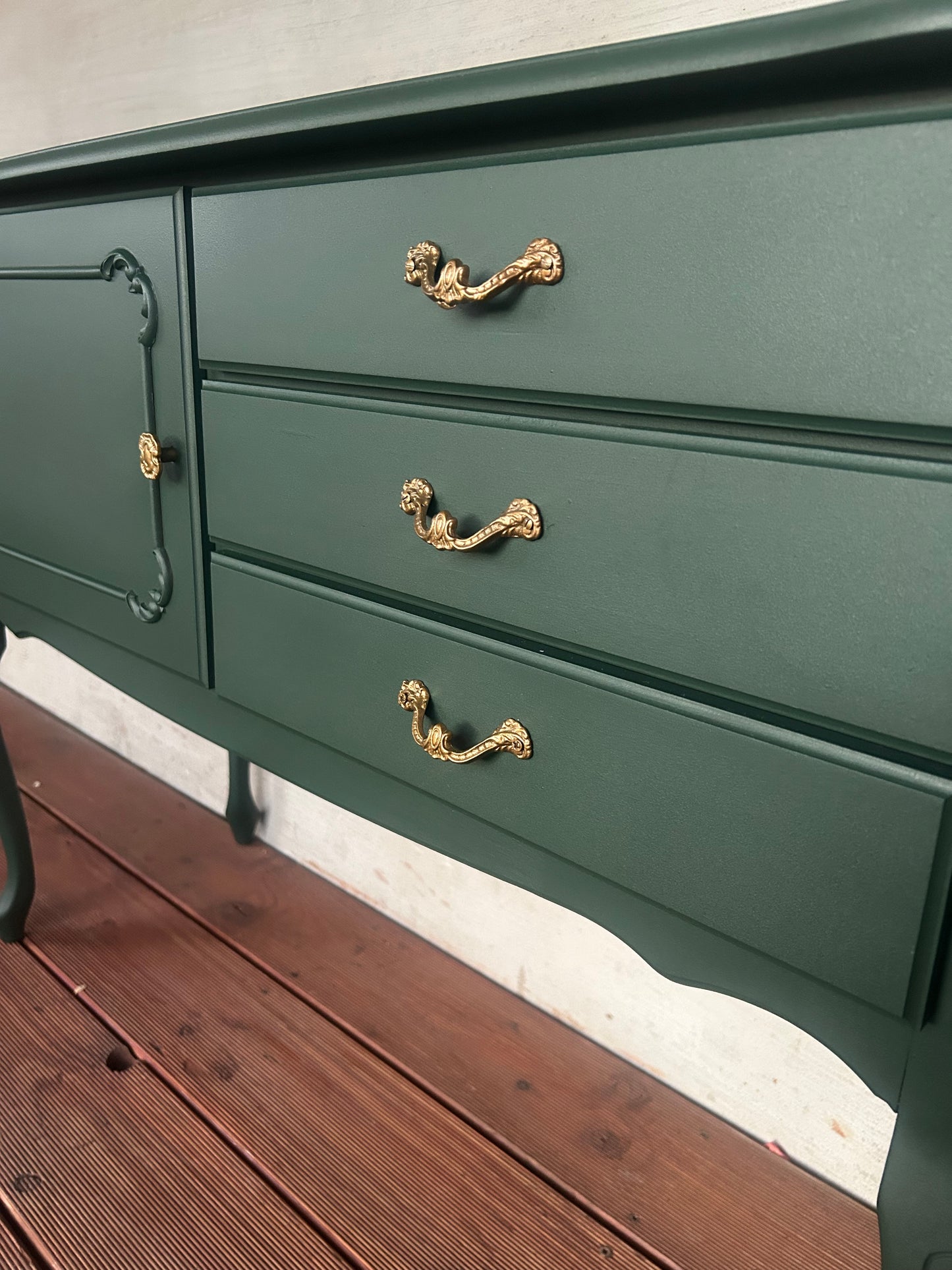 Grünes Sideboard mit Gold-Details