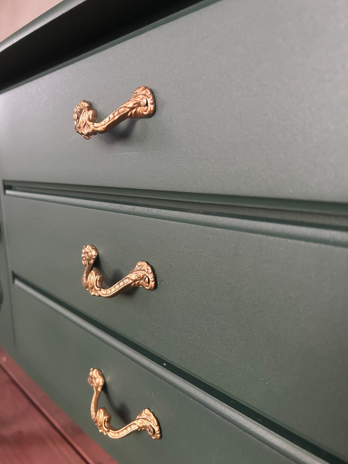 Grünes Sideboard mit Gold-Details