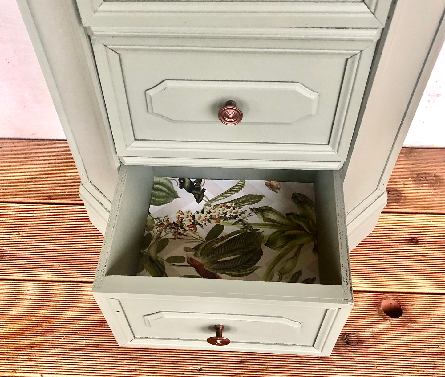 Upcycling vintage chest of drawers in cozy country house style green