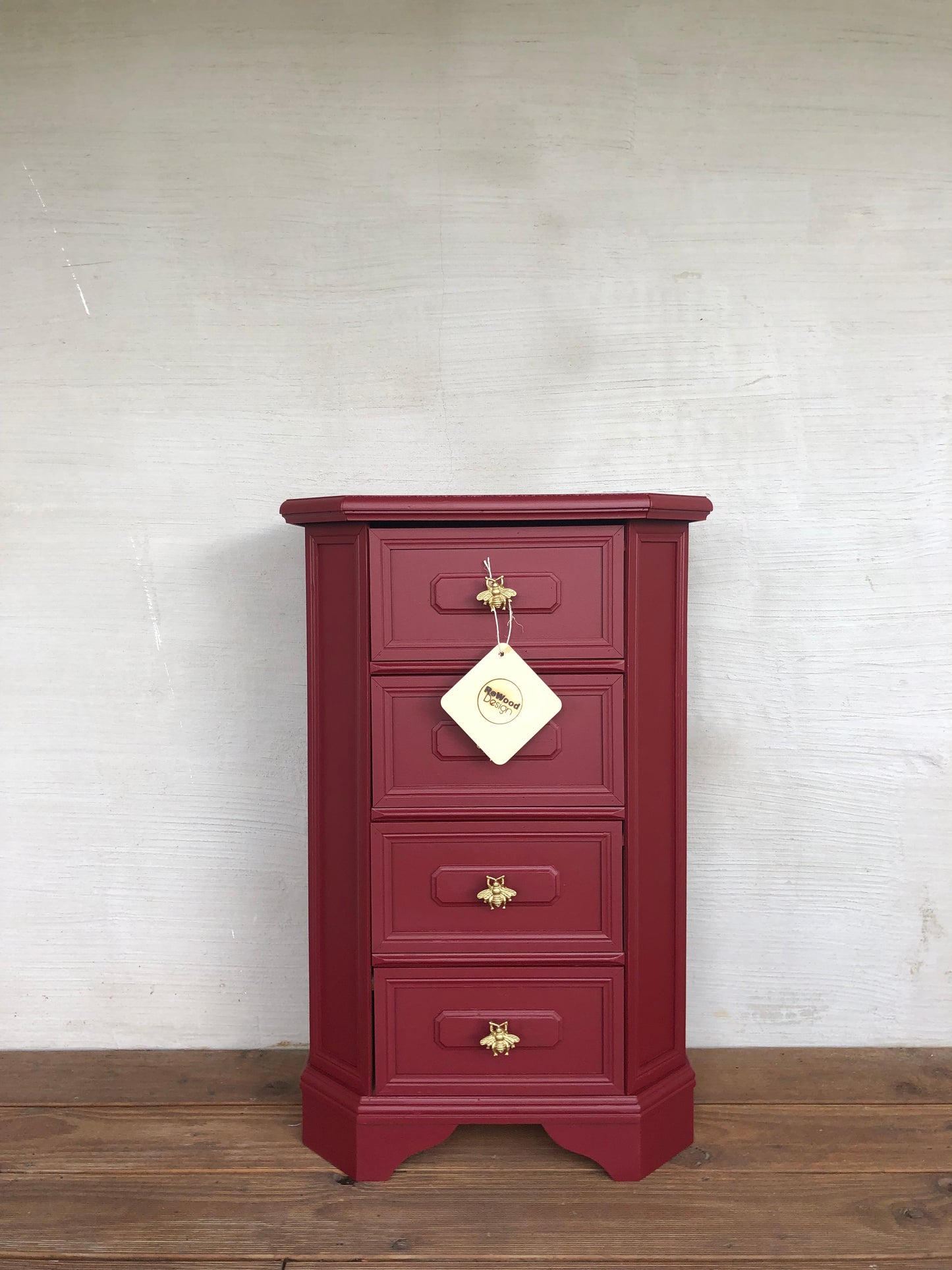 Upcycling Vintage-Kommode im gemütlichen Landhausstil rot