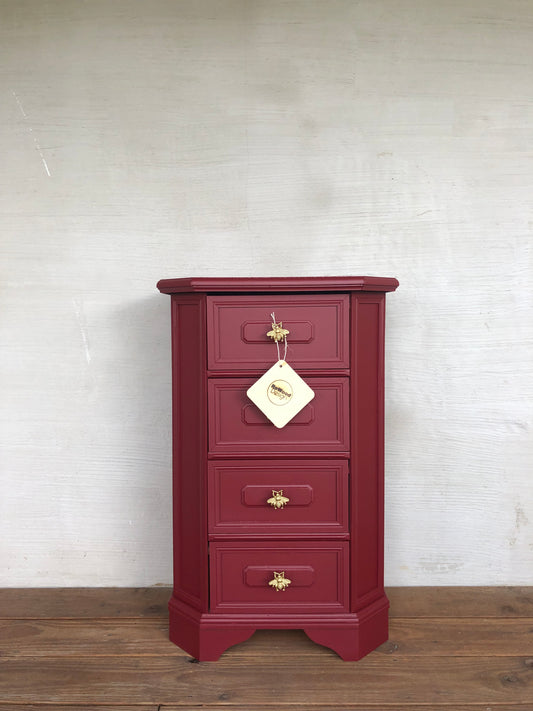 Upcycling Vintage-Kommode im gemütlichen Landhausstil rot