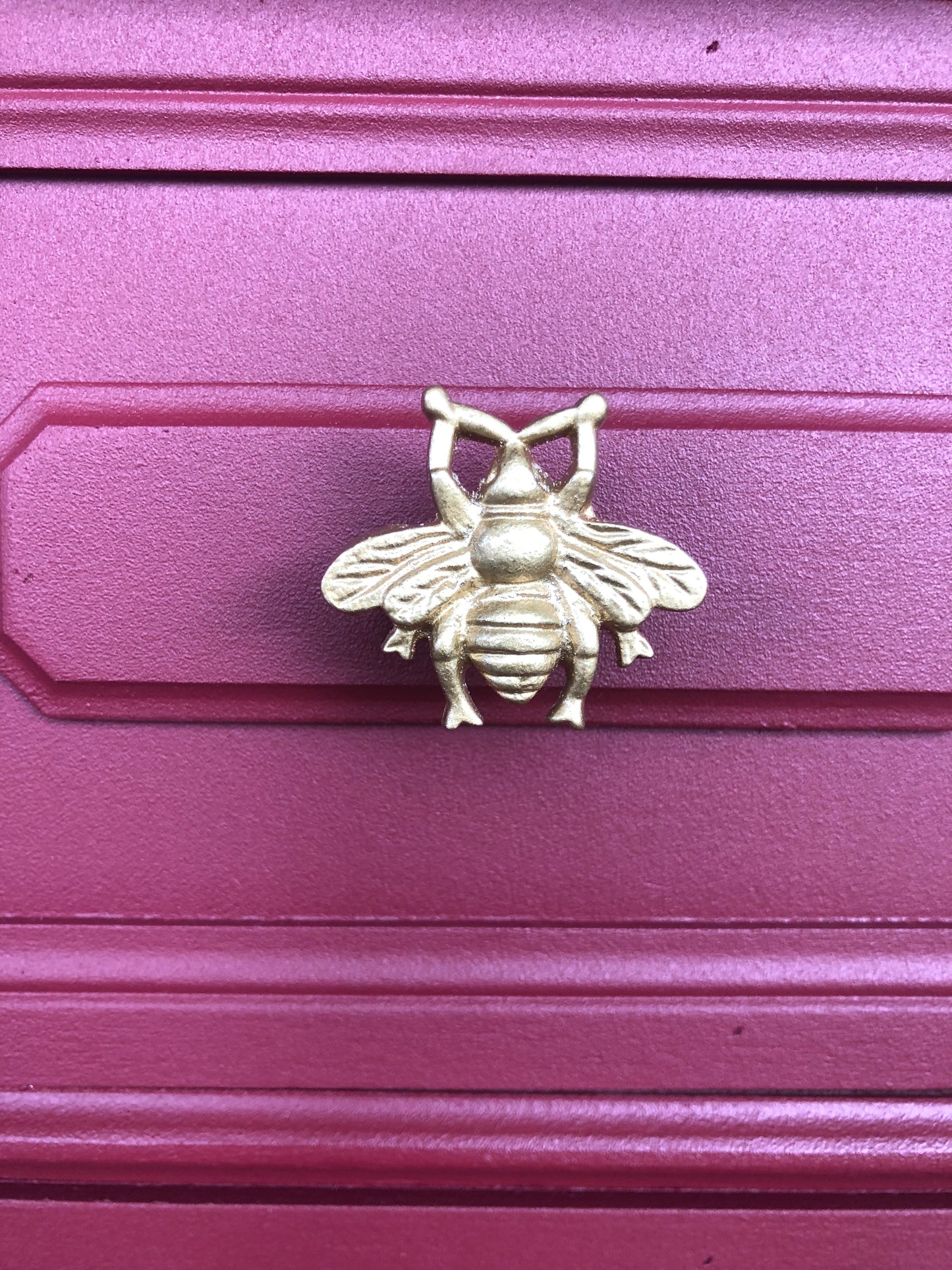 Upcycling Vintage-Kommode im gemütlichen Landhausstil rot