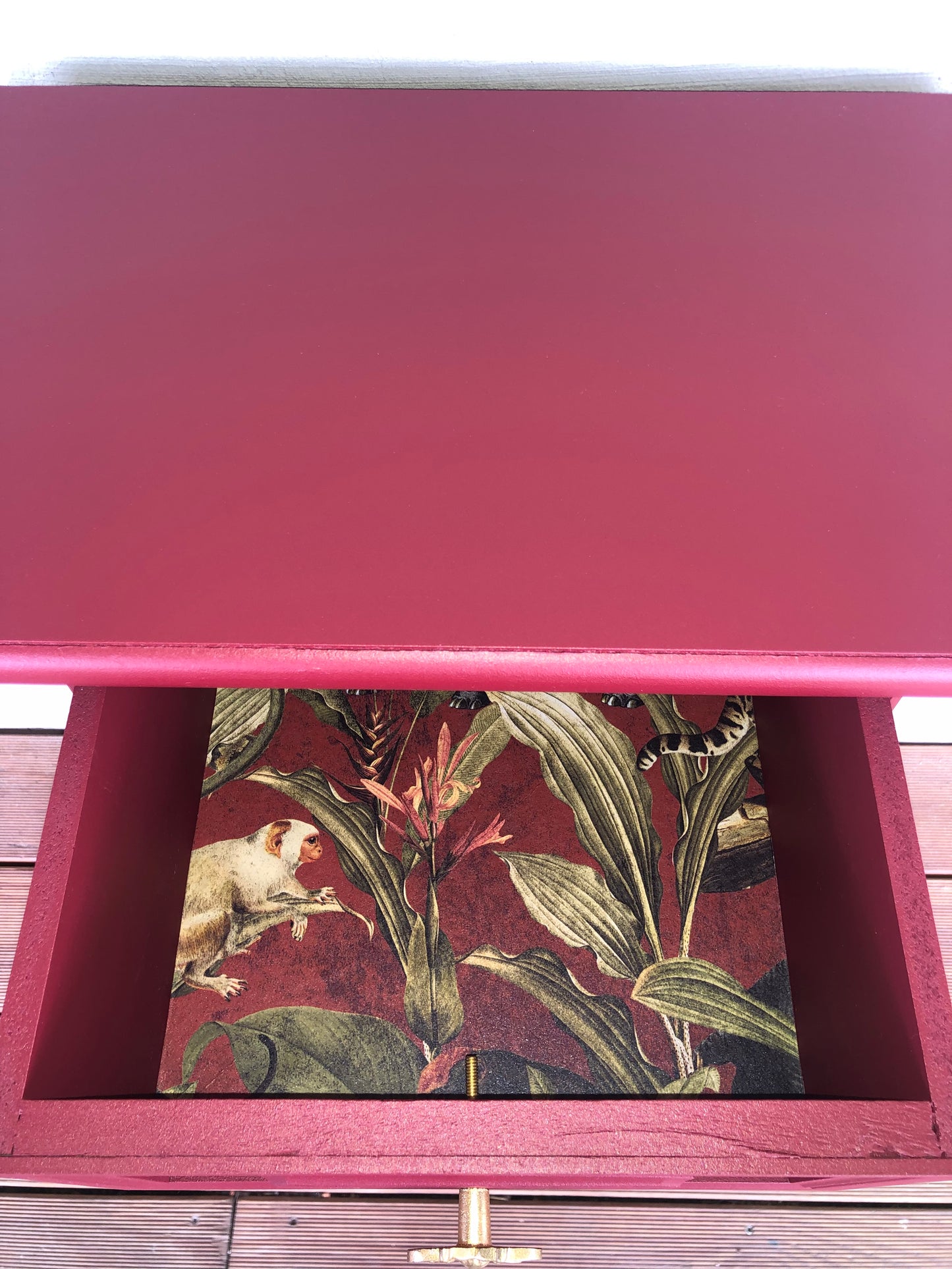 Upcycling Vintage-Kommode im gemütlichen Landhausstil rot