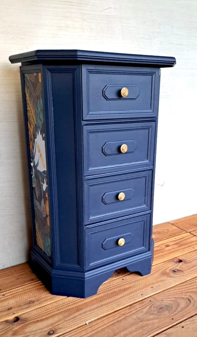 Upcycling Vintage-Kommode im gemütlichen Landhausstil blau