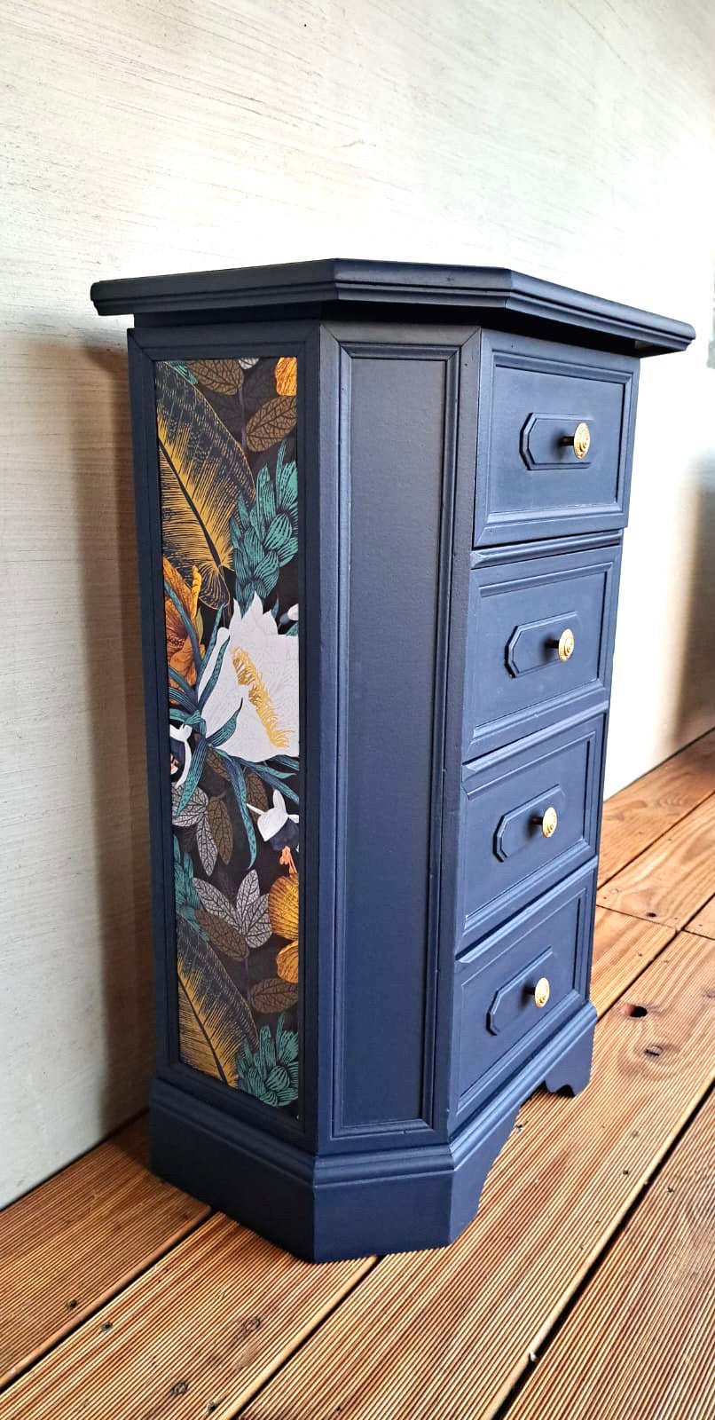 Upcycling Vintage-Kommode im gemütlichen Landhausstil blau