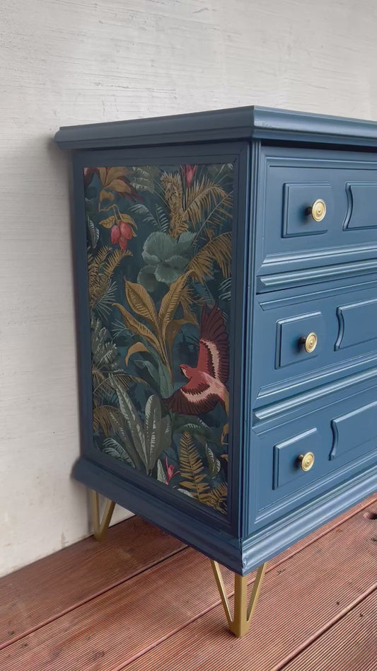 Blaue Vintage Kommode Mit Gold Akzenten | Kleine Kommode mit floralen Muster